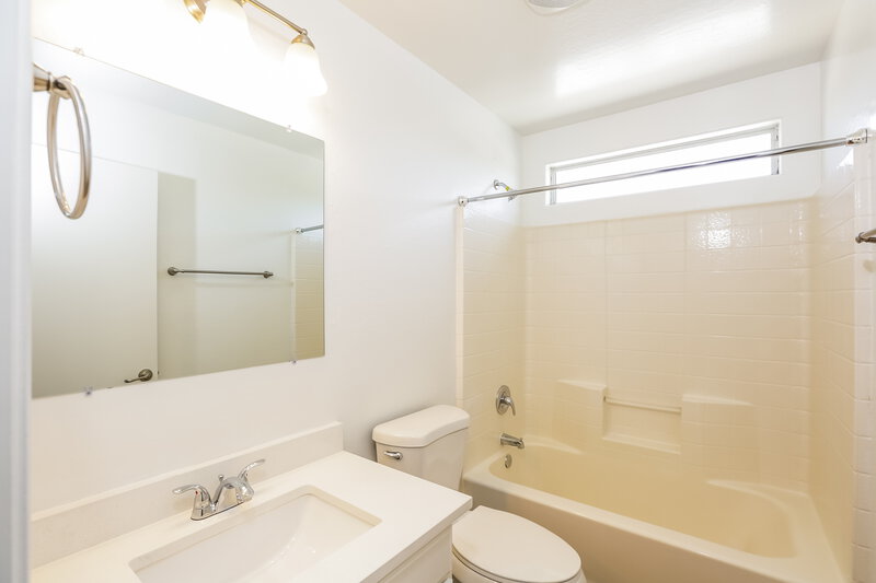2,200/Mo, 6521 W Preston Ln Phoenix, AZ 85043 Bathroom View