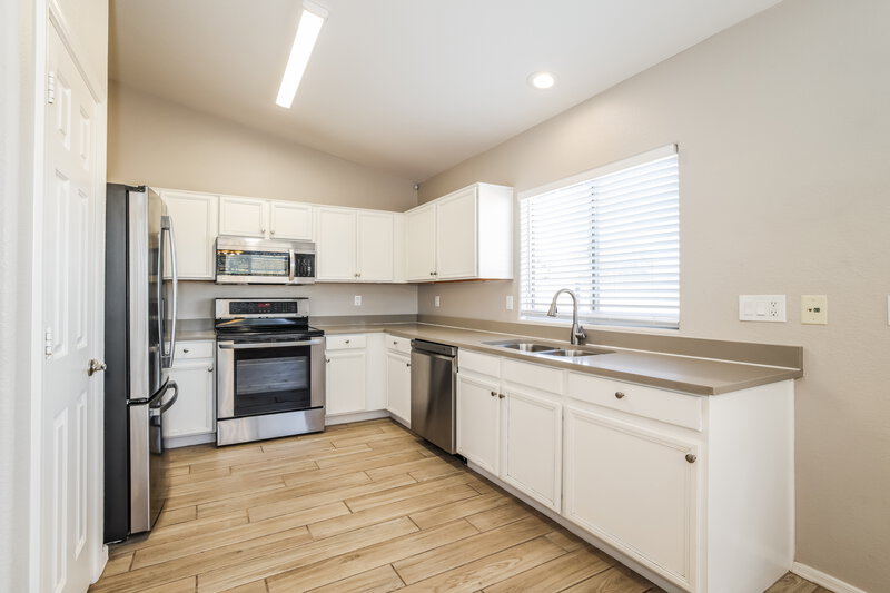 2,275/Mo, 3430 N Saffron Mesa, AZ 85215 Kitchen View