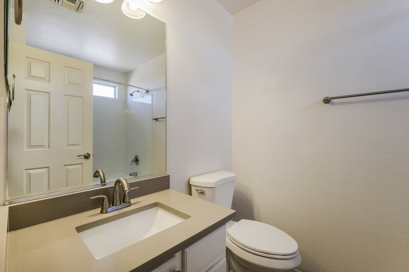 2,295/Mo, 3430 N Saffron Mesa, AZ 85215 Main Bathroom View