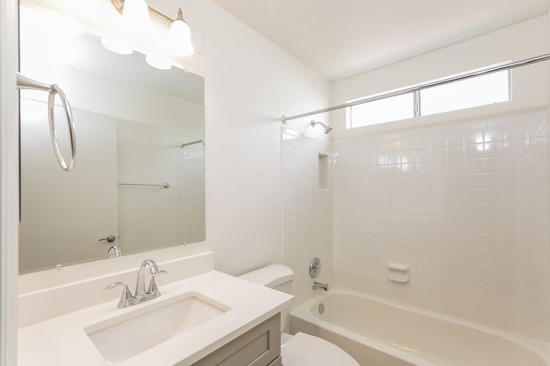 2,295/Mo, 1237 E Wickieup Ln Phoenix, AZ 85024 Main Bathroom View