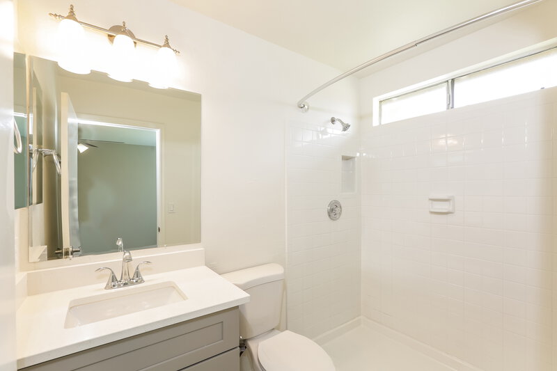 2,295/Mo, 1237 E Wickieup Ln Phoenix, AZ 85024 Bathroom View
