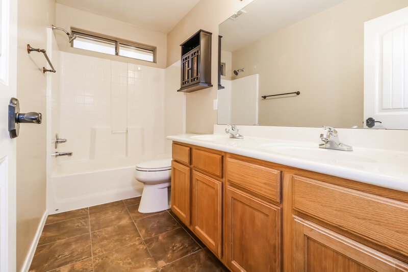 2,015/Mo, 1858 S 216Th Ln Buckeye, AZ 85326 Main Bathroom View