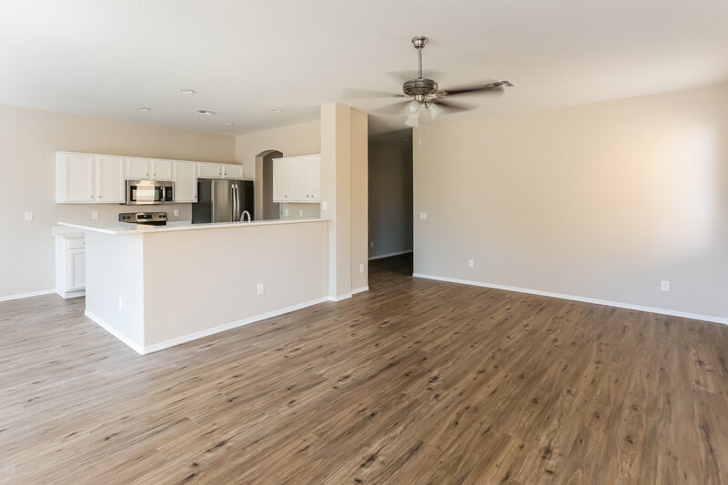 2,000/Mo, 10309 W Pioneer St Tolleson, AZ 85353 Living Room View 2