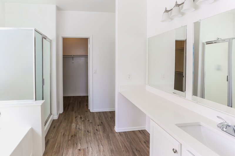 2,000/Mo, 10309 W Pioneer St Tolleson, AZ 85353 Main Bathroom View