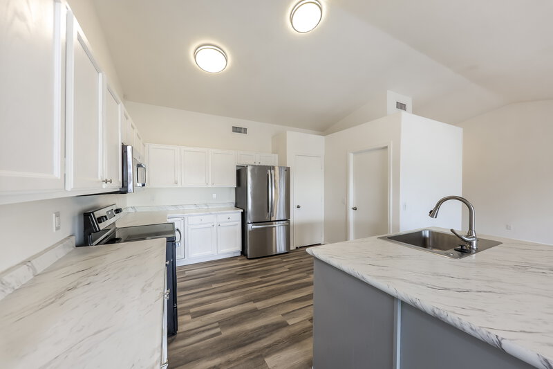 2,390/Mo, 252 W Wahalla Ln Phoenix, AZ 85027 Kitchen View 2