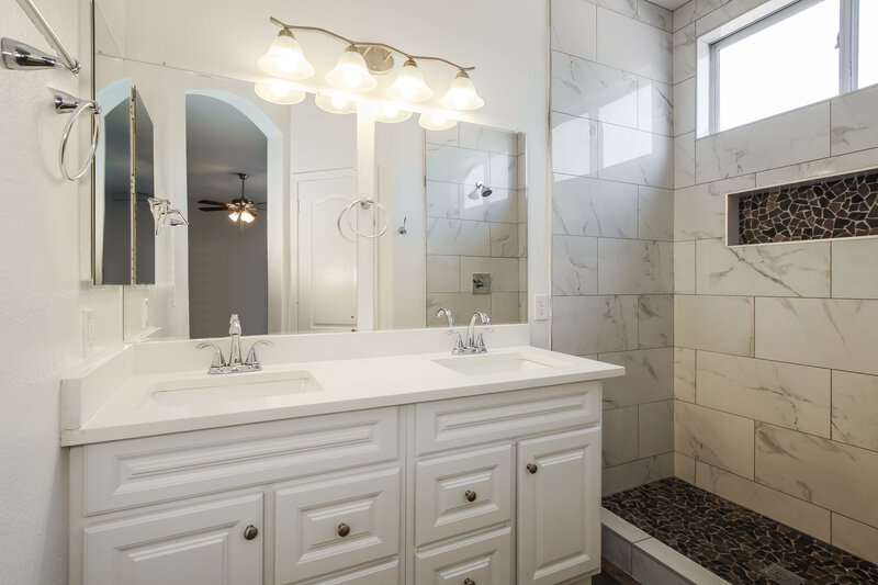 2,210/Mo, 11934 W Jefferson Street Avondale, AZ 85323 Main Bathroom View