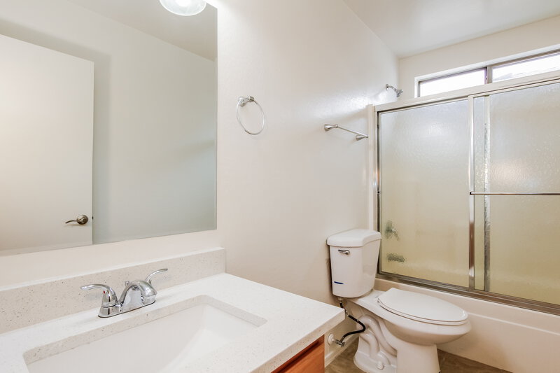 1,895/Mo, 6823 N 130th Ave Glendale, AZ 85307 Bathroom View