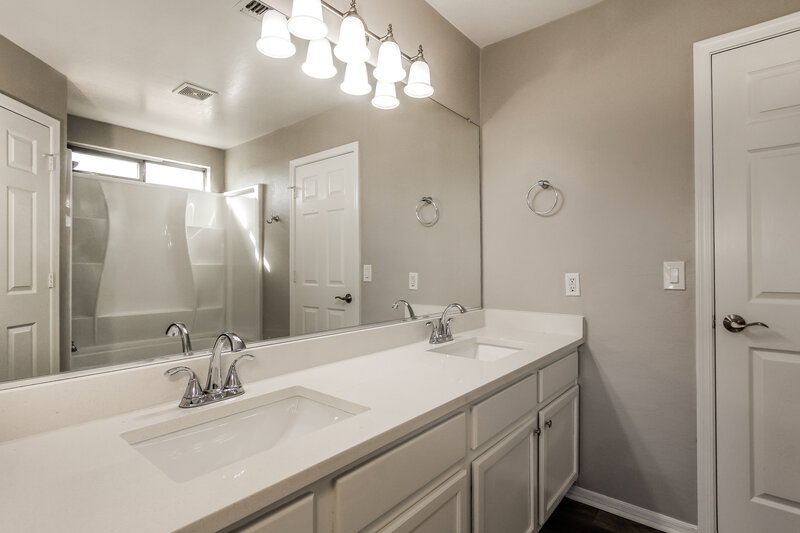 1,935/Mo, 13833 W Keim Dr Litchfield Park, AZ 85340 Main Bathroom View