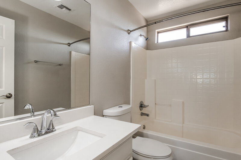 1,935/Mo, 13833 W Keim Dr Litchfield Park, AZ 85340 Bathroom View