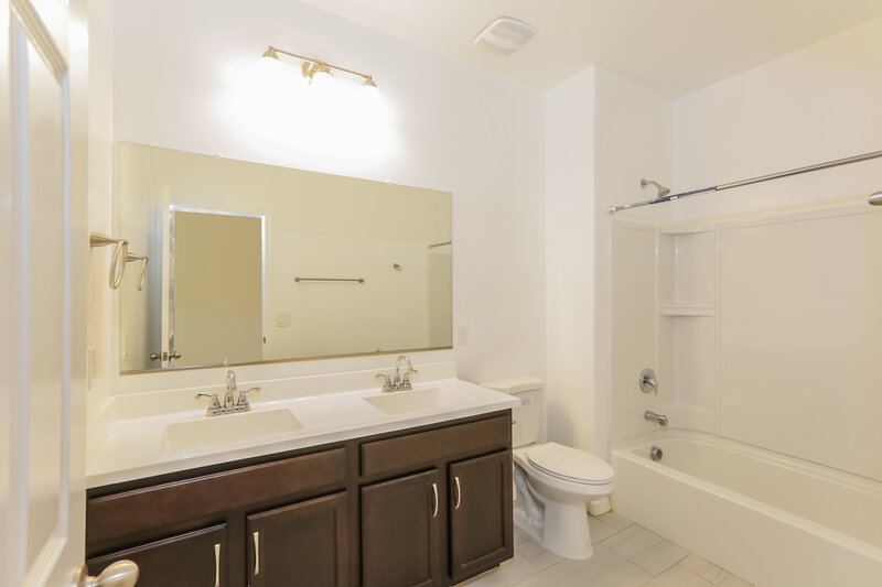 2,255/Mo, 8828 S 41st Dr Laveen, AZ 85339 Main Bathroom View