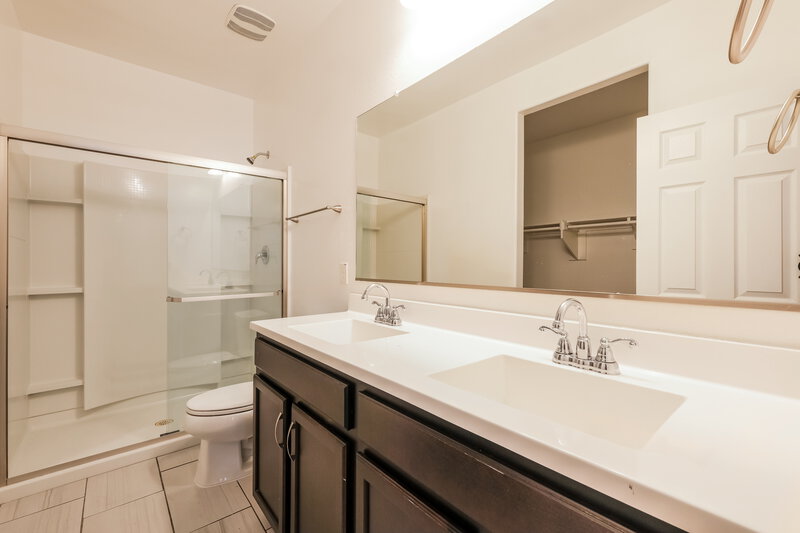 2,300/Mo, 8828 S 41st Dr Laveen, AZ 85339 Main Bathroom View