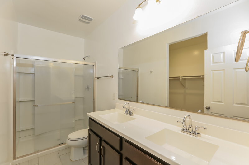 2,255/Mo, 8828 S 41st Dr Laveen, AZ 85339 Main Bathroom View 2