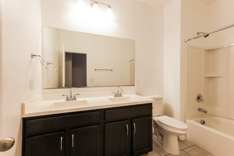 2,300/Mo, 8828 S 41st Dr Laveen, AZ 85339 Bathroom View