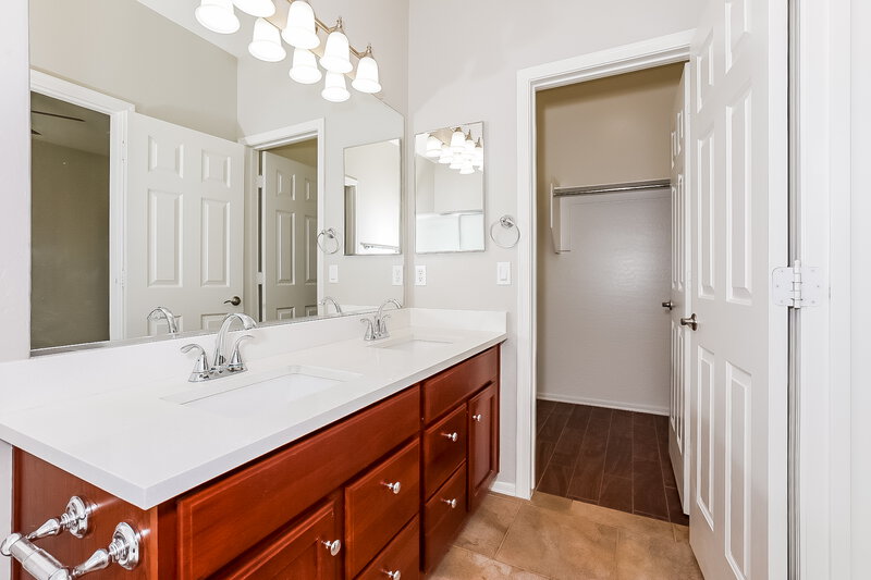 1,950/Mo, 425 E Goldmine Ct San Tan Valley, AZ 85140 Main Bathroom View 2