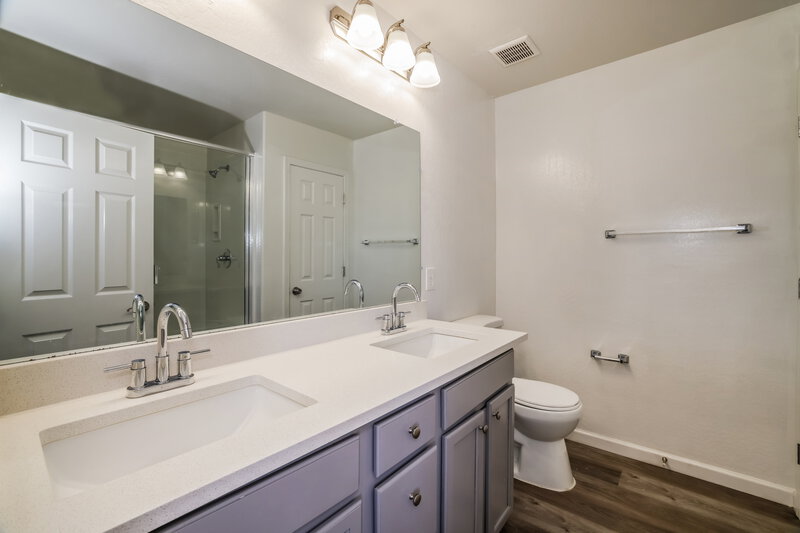 2,180/Mo, 7203 W Illini St Phoenix, AZ 85043 Main Bathroom View