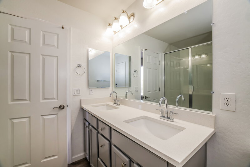 2,180/Mo, 7203 W Illini St Phoenix, AZ 85043 Main Bathroom View 2