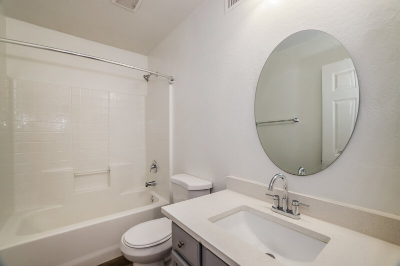 2,180/Mo, 7203 W Illini St Phoenix, AZ 85043 Bathroom View