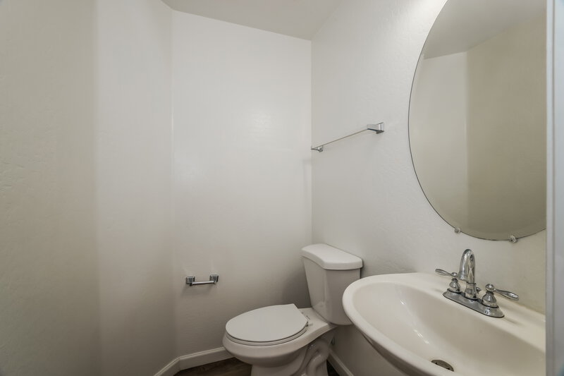 2,180/Mo, 7203 W Illini St Phoenix, AZ 85043 Bathroom View 2