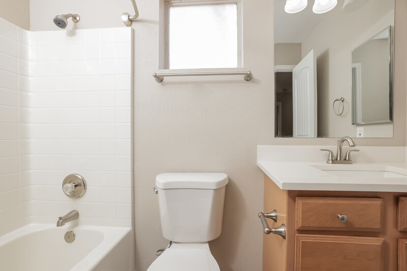 2,405/Mo, 19238 N 31st St Phoenix, AZ 85050 Bathroom View