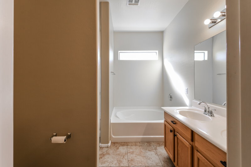 2,765/Mo, 3761 W Eastman Ct Anthem, AZ 85086 Main Bathroom View