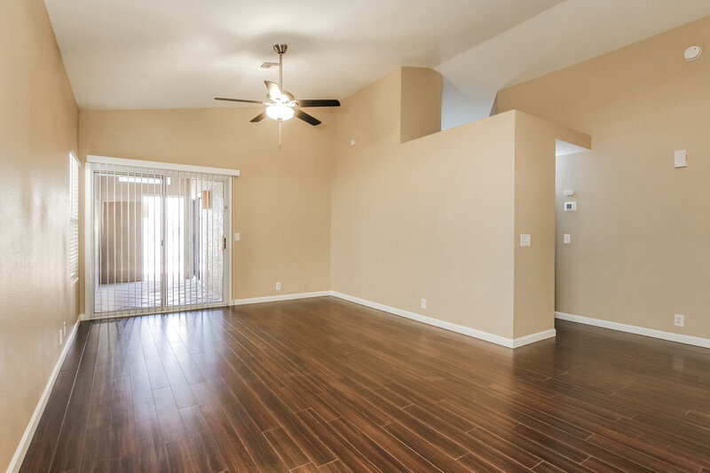 1,800/Mo, 19415 N 77th Ave Glendale, AZ 85308 Living Room View 2