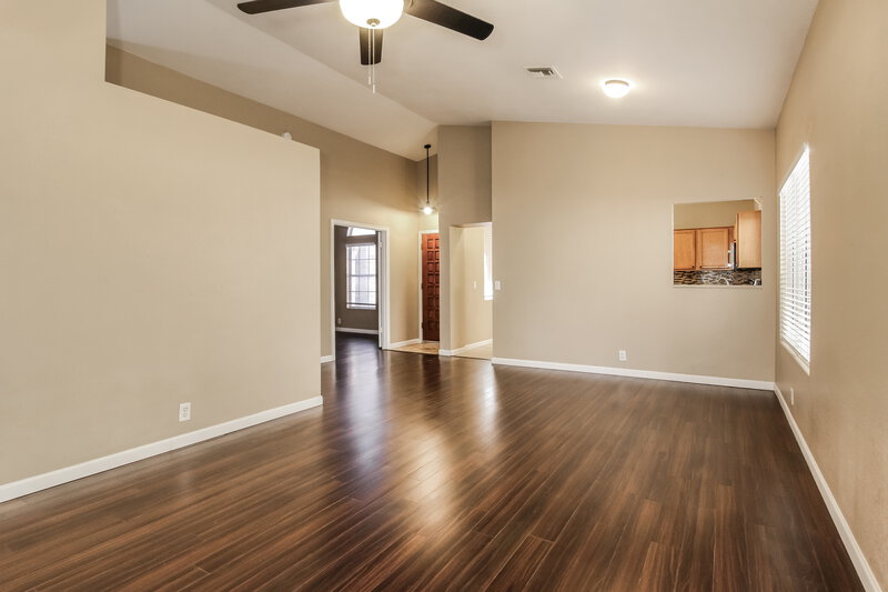 1,800/Mo, 19415 N 77th Ave Glendale, AZ 85308 Living Room View 3