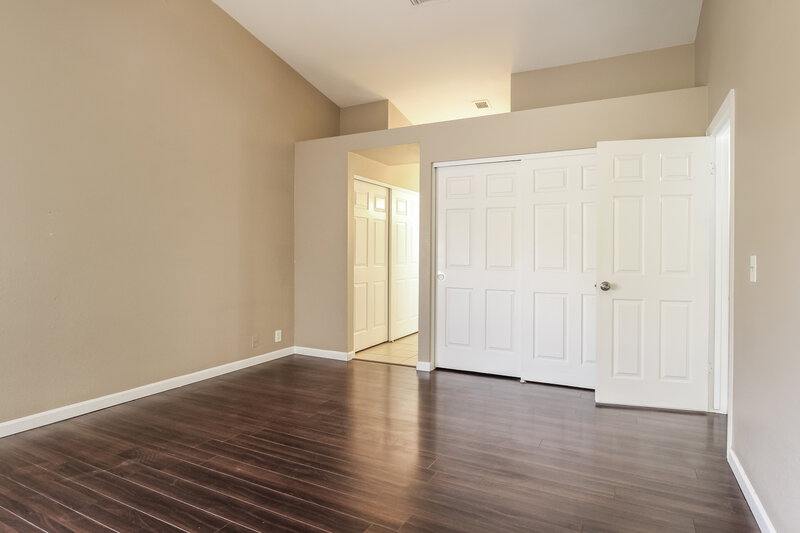 1,800/Mo, 19415 N 77th Ave Glendale, AZ 85308 Main Bedroom View 2