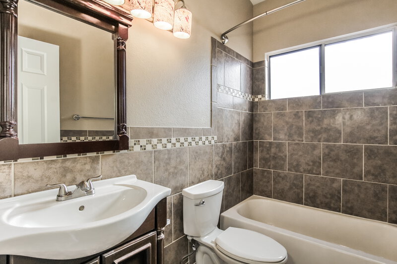 1,800/Mo, 19415 N 77th Ave Glendale, AZ 85308 Bathroom View