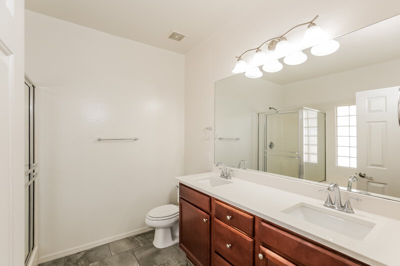 2,090/Mo, 11588 W Harrison St Avondale, AZ 85323 Main Bathroom View