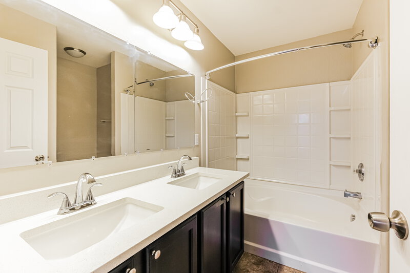 1,955/Mo, 1444 N 80th Dr Phoenix, AZ 85043 Main Bathroom View