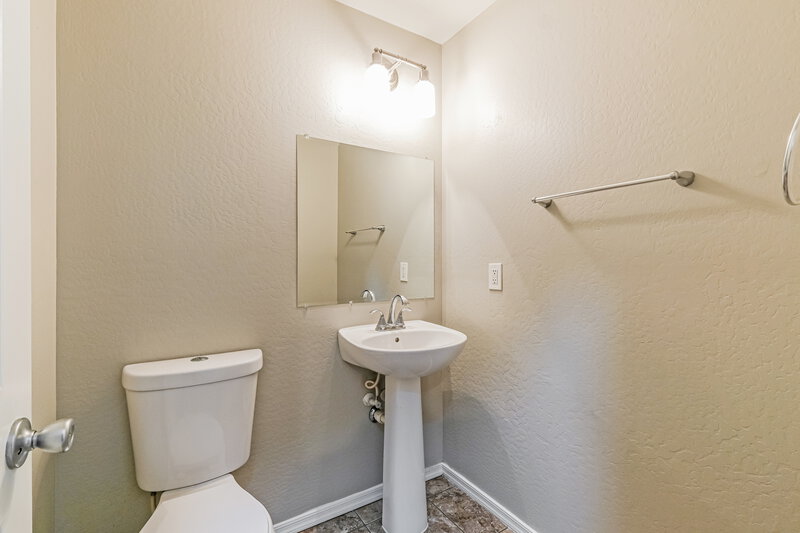 1,955/Mo, 1444 N 80th Dr Phoenix, AZ 85043 Bathroom View 2
