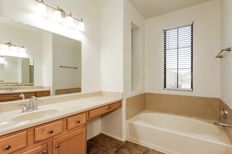3,590/Mo, 2347 W Jake Haven Phoenix, AZ 85085 Main Bathroom View