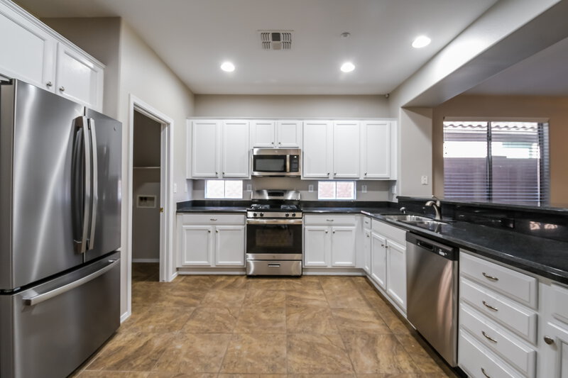 2,810/Mo, 41113 N Prestancia Dr Phoenix, AZ 85086 Kitchen View