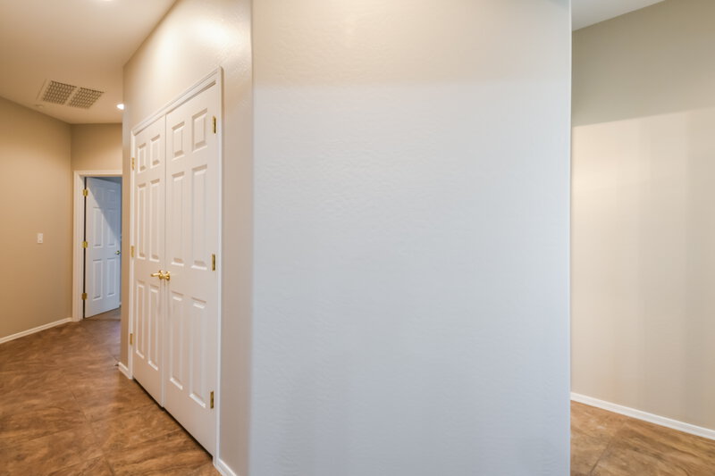 2,810/Mo, 41113 N Prestancia Dr Phoenix, AZ 85086 Hallway View