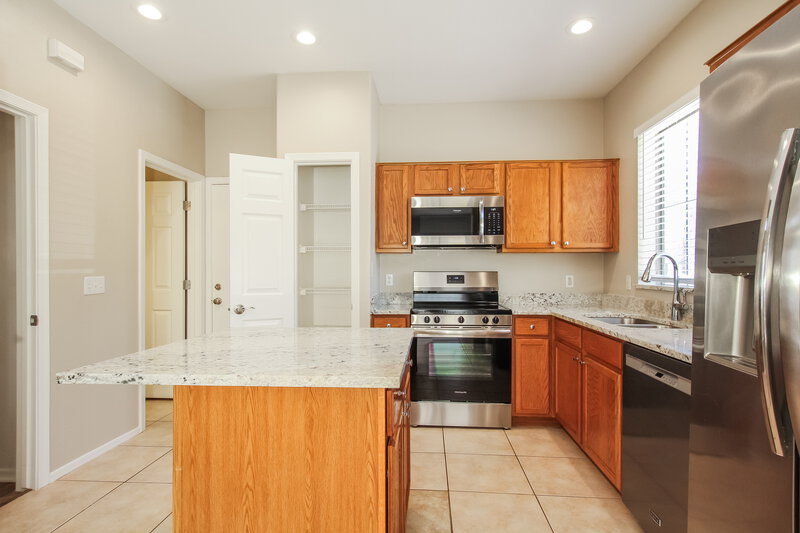2,260/Mo, 22027 N 30th Ln Phoenix, AZ 85027 Kitchen View 2