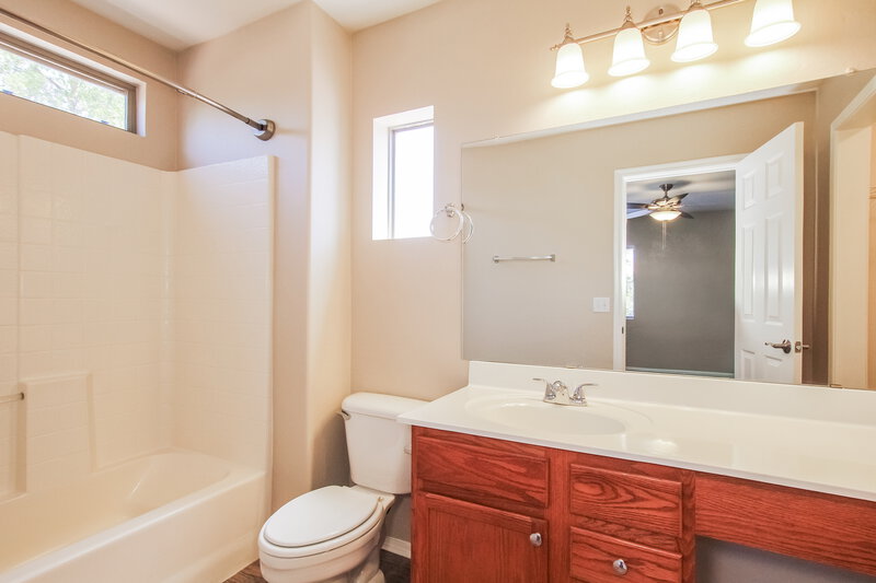 2,260/Mo, 22027 N 30th Ln Phoenix, AZ 85027 Main Bathroom View
