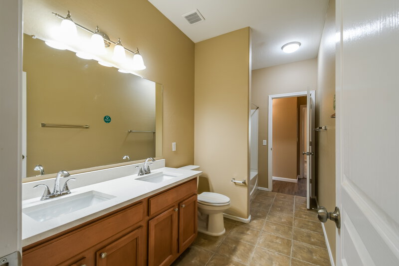 2,230/Mo, 41240 N Hudson Trl Anthem, AZ 85086 Main Bathroom View