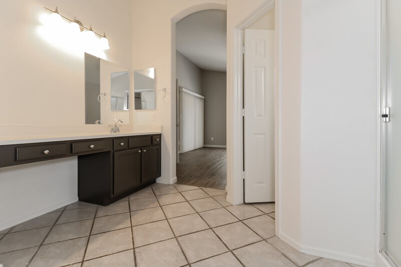 2,300/Mo, 10803 W Monte Vista Rd Avondale, AZ 85392 Main Bathroom View