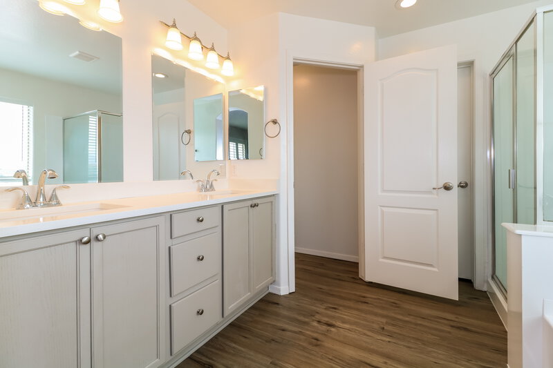 2,745/Mo, 7127 W Kingman St Phoenix, AZ 85043 Main Bathroom View