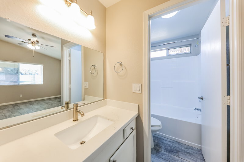 2,080/Mo, 21610 N 29th Dr Phoenix, AZ 85027 Main Bathroom View