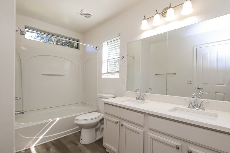 2,315/Mo, 1519 S Owl Dr Gilbert, AZ 85296 Main Bathroom View