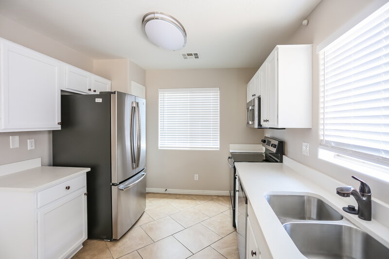 2,160/Mo, 10510 W Roanoke Avenue Avondale, AZ 85392 Kitchen View 3