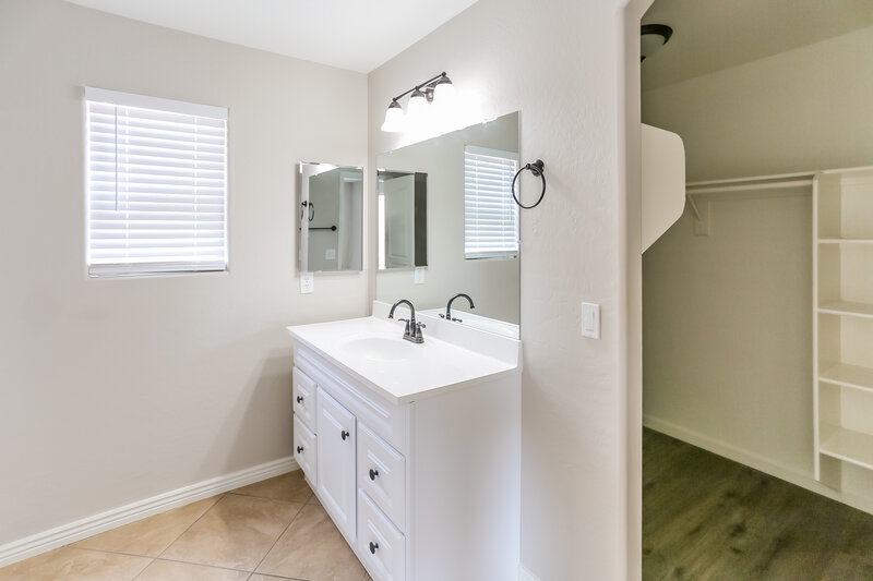 2,160/Mo, 10510 W Roanoke Avenue Avondale, AZ 85392 Main Bathroom View