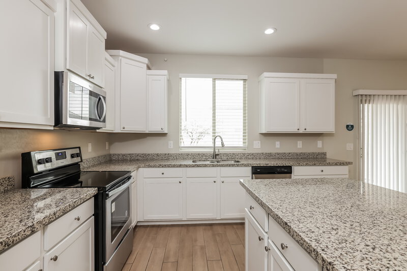 2,310/Mo, 7332 W Preston Ln Phoenix, AZ 85043 Kitchen View 2
