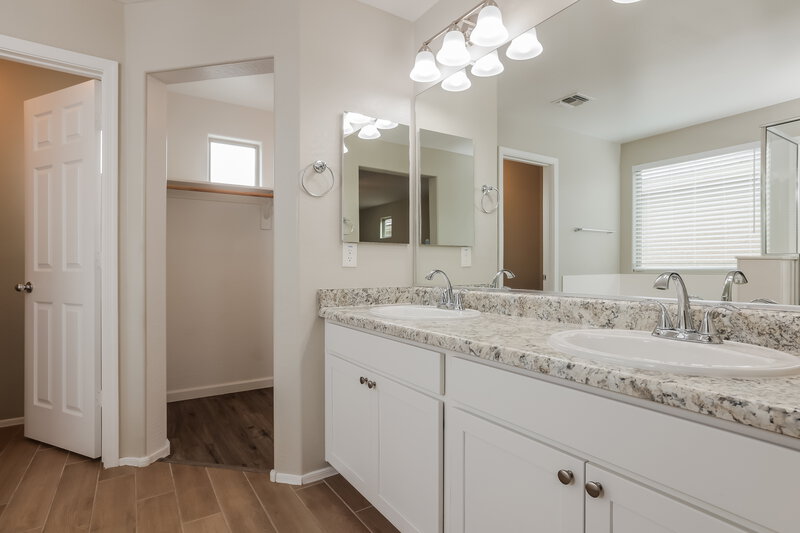 2,310/Mo, 7332 W Preston Ln Phoenix, AZ 85043 Main Bathroom View
