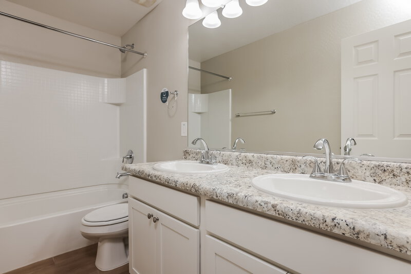 2,310/Mo, 7332 W Preston Ln Phoenix, AZ 85043 Bathroom View