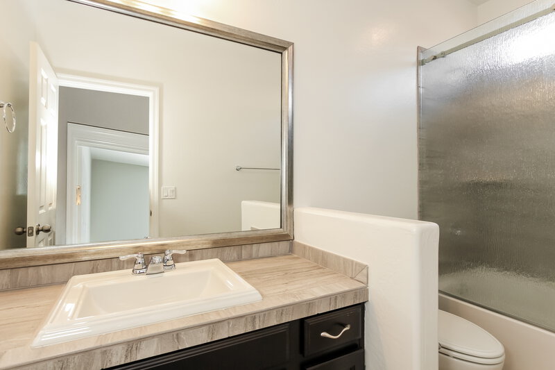 2,415/Mo, 13242 W Avenida Del Rey Peoria, AZ 85383 Main Bathroom View 2