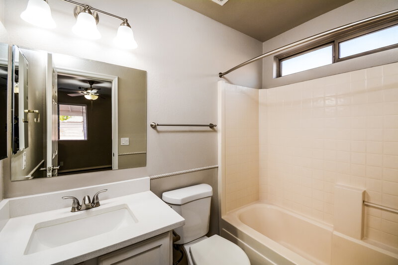 1,820/Mo, 16526 N 157th Ave Surprise, AZ 85374 Main Bathroom View 2