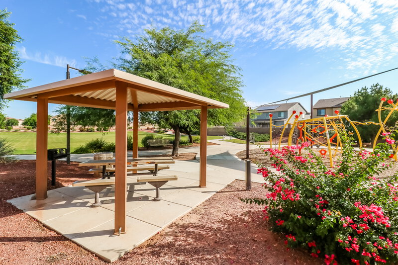 2,250/Mo, 136 S 108th Ave Avondale, AZ 85323 v View