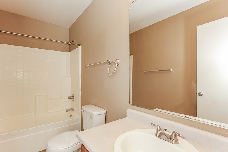 1,890/Mo, 11529 W Charter Oak Rd El Mirage, AZ 85335 Main Bathroom View